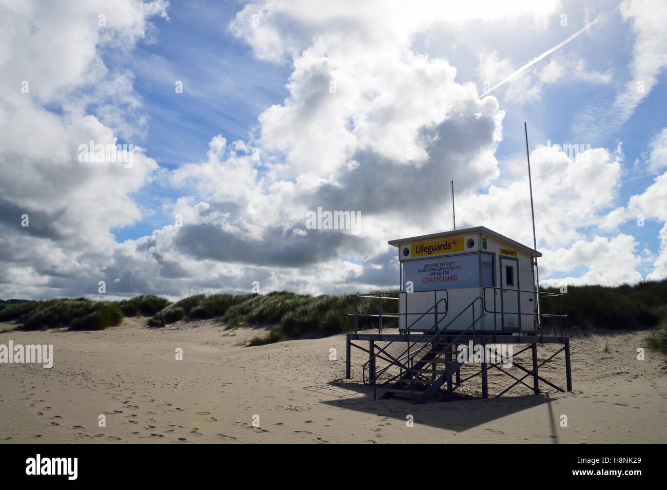 Sauveteur RNLI lookout sur plage de Poppit Sands, Pembrokeshire, Pays de Galles Banque D'Images