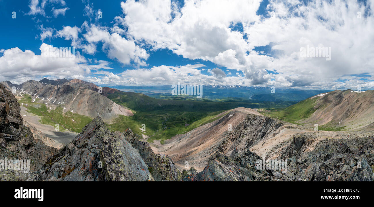 Les montagnes de l'Altaï, Chuya river et Kuray steppe. Très grand panorama. Banque D'Images