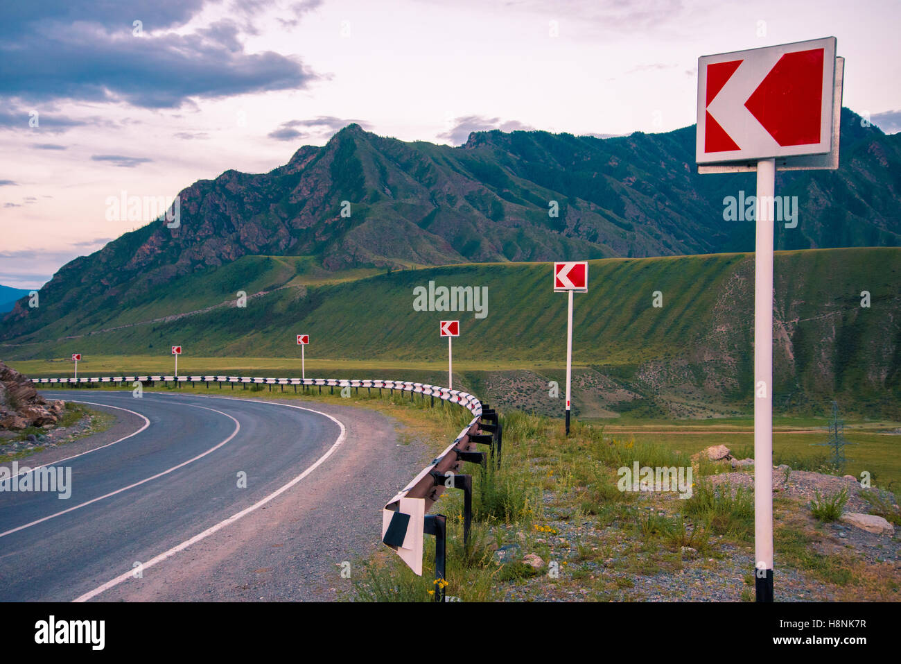 Paysage. La route dans les montagnes se tourne vers la gauche. Avant de le casser. Banque D'Images