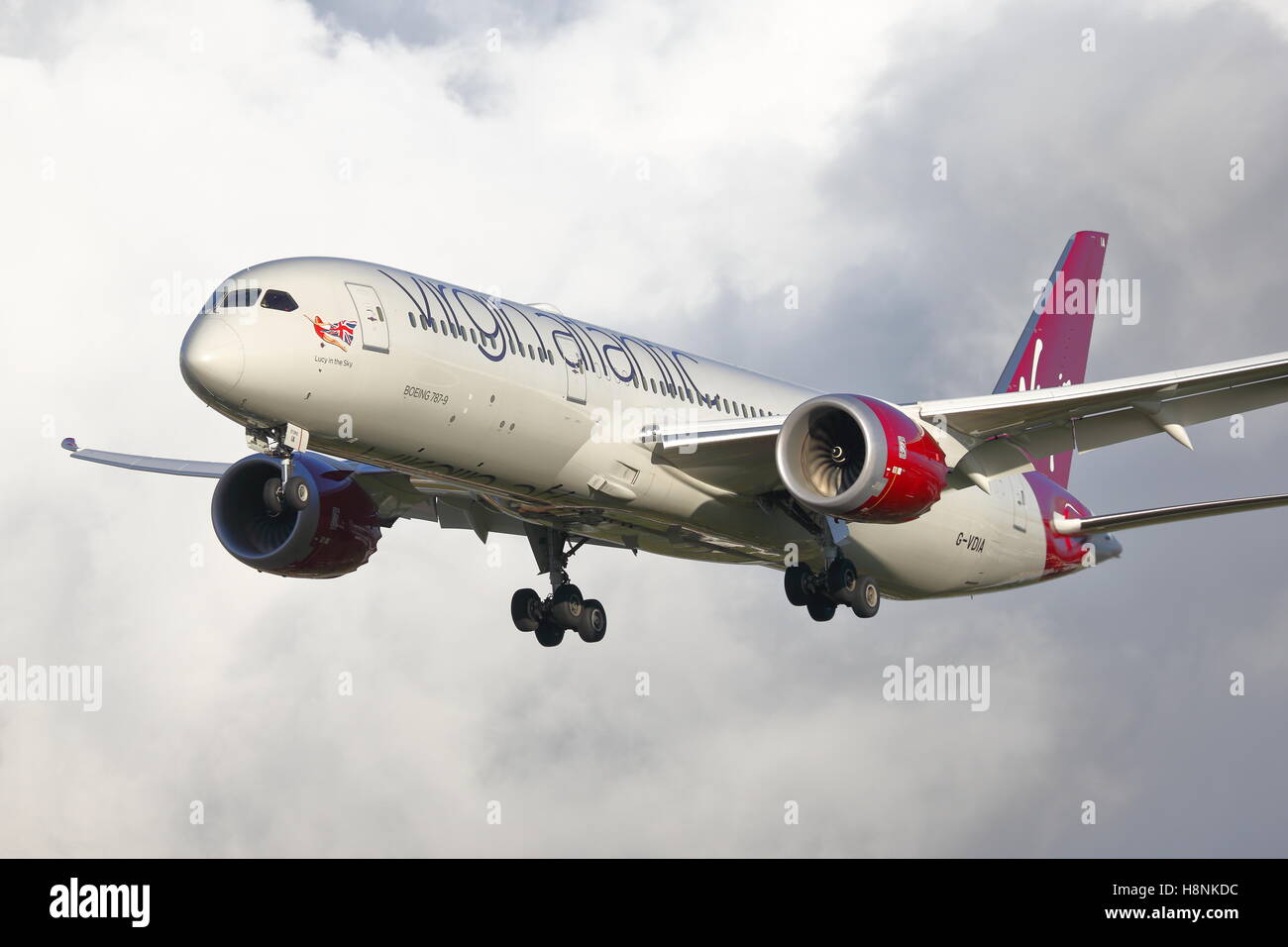 Virgin Atlantic Boeing 787-9 Dreamliner G-VDIA arrivant à l'aéroport Heathrow de Londres, UK Banque D'Images