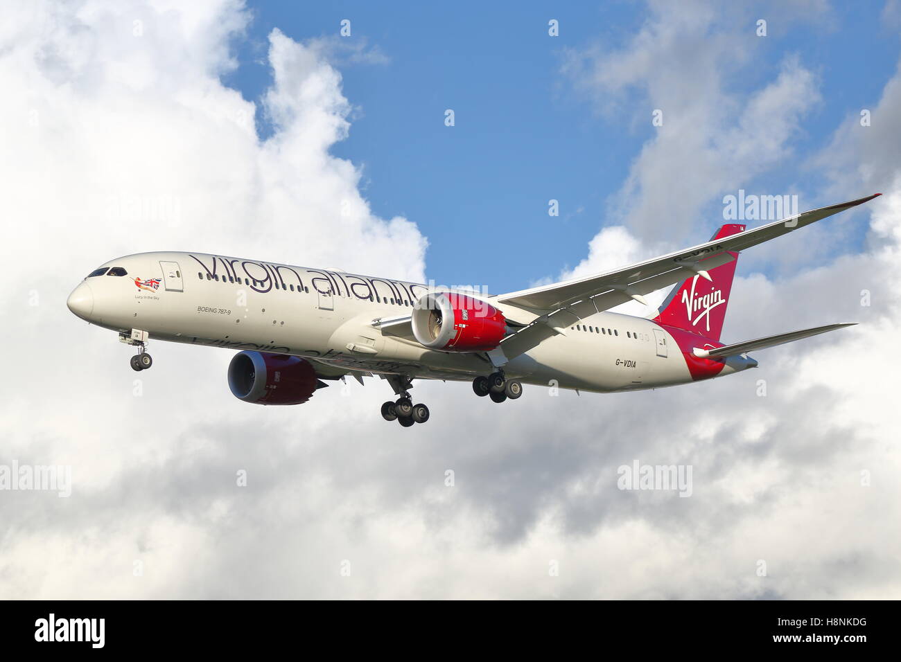Virgin Atlantic Boeing 787-9 Dreamliner G-VDIA arrivant à l'aéroport Heathrow de Londres, UK Banque D'Images