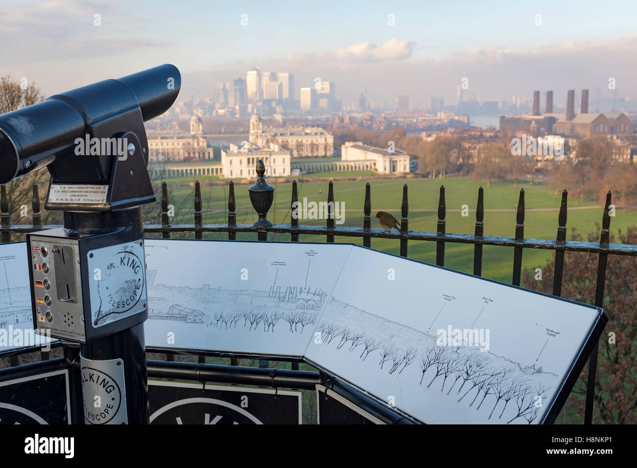 Un télescope et une carte à un point de vue touristique avec vue sur le parc de Greenwich, la Maison de la Reine, et le Royal Naval College. Banque D'Images