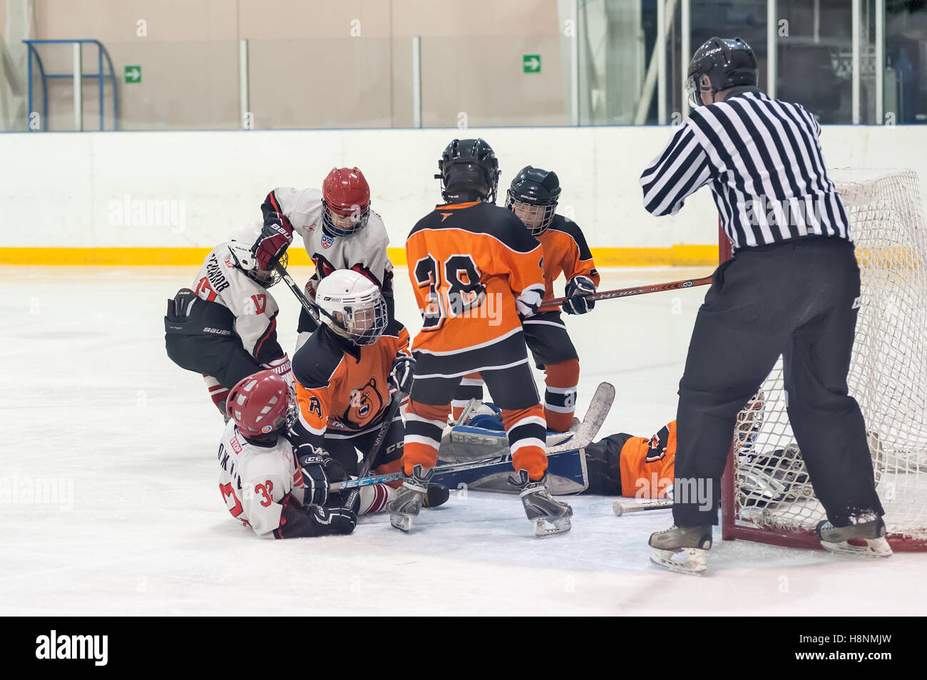 Escarmouche à la porte en hockey sur glace enfants Banque D'Images