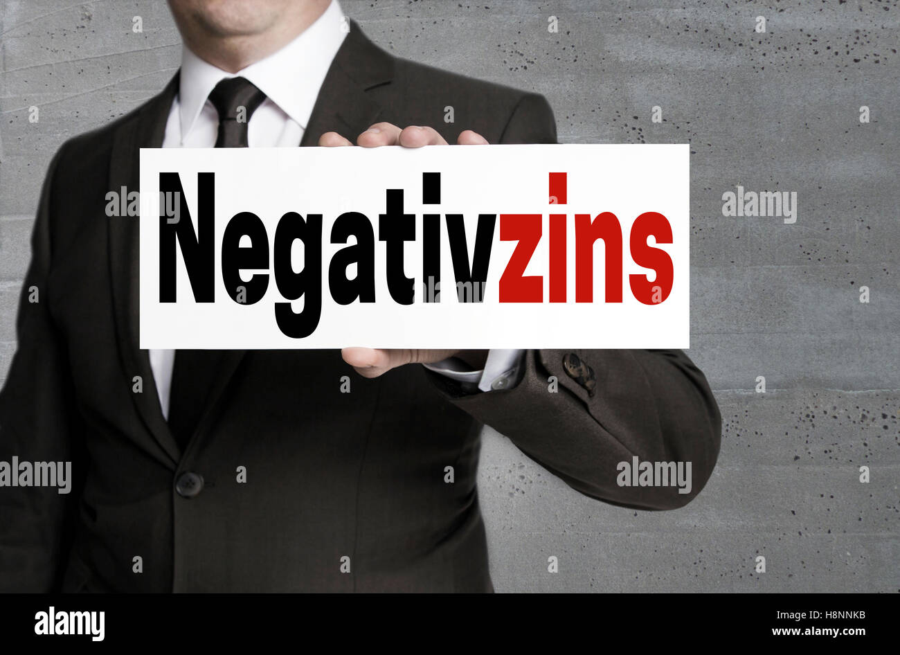 Negativzins (en allemand) d'intérêt négatifs signe est tenu par l'homme d'affaires. Banque D'Images