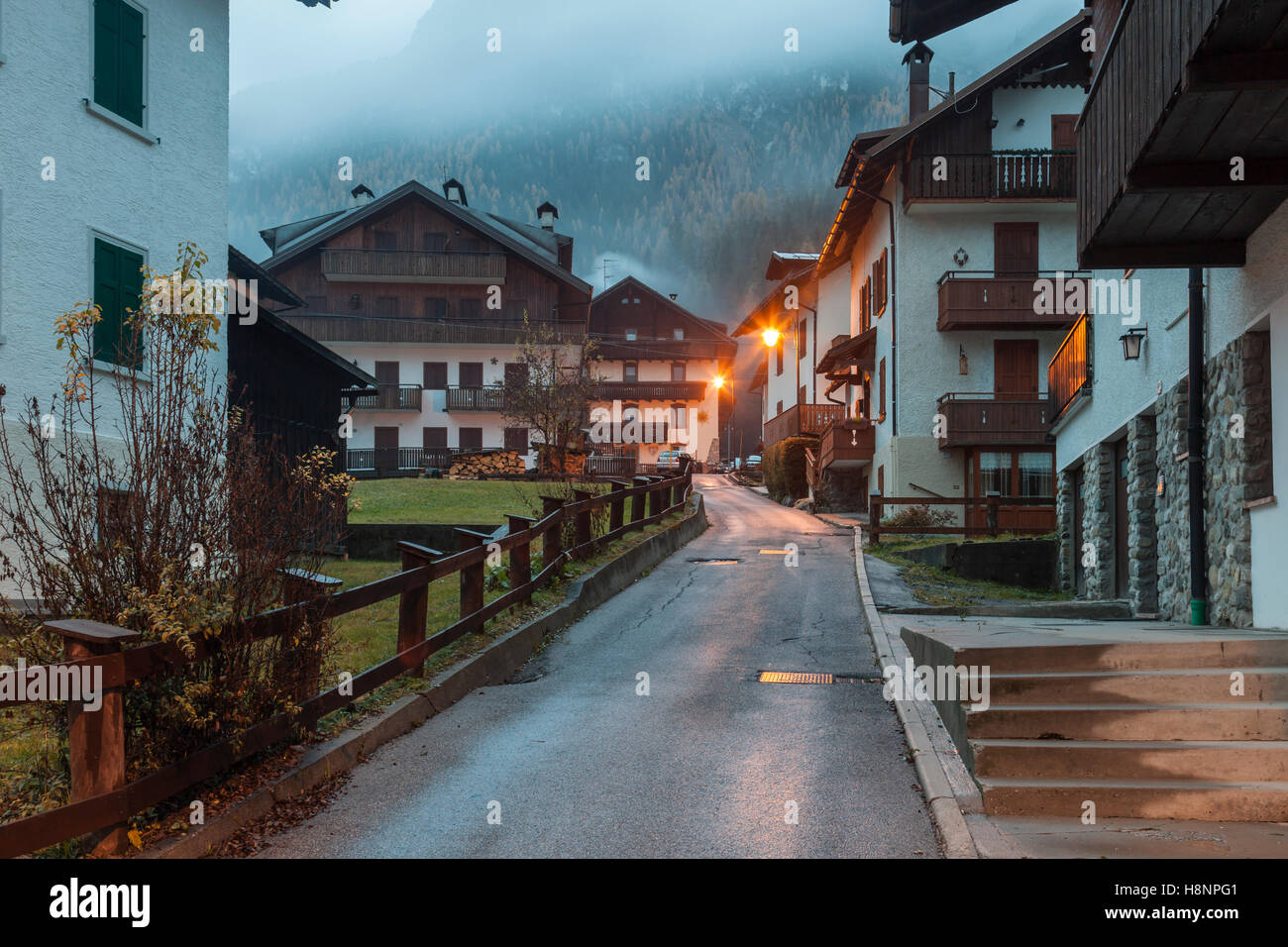 Misty de Sappada, Dolomites, Italie. Banque D'Images