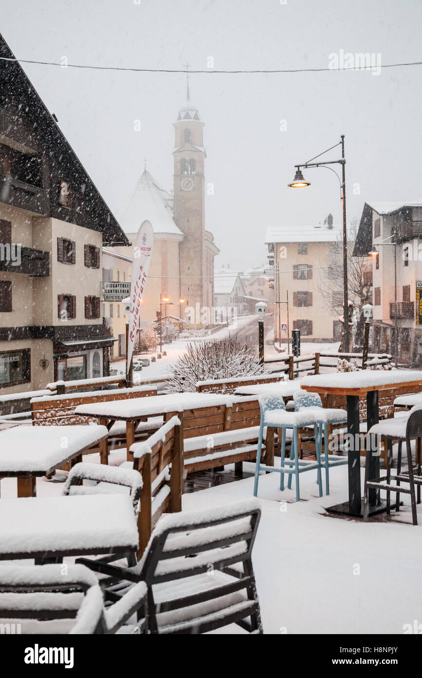 Au début de novembre dans la neige Sappada, Dolomites, Italie. Banque D'Images