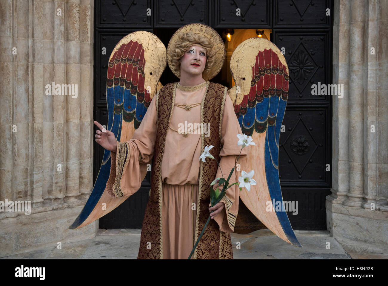 Un acteur italien habillé en Saint Gabriel l'Archange. Spilimbergo, Frioul-Vénétie Julienne, Italie. Banque D'Images