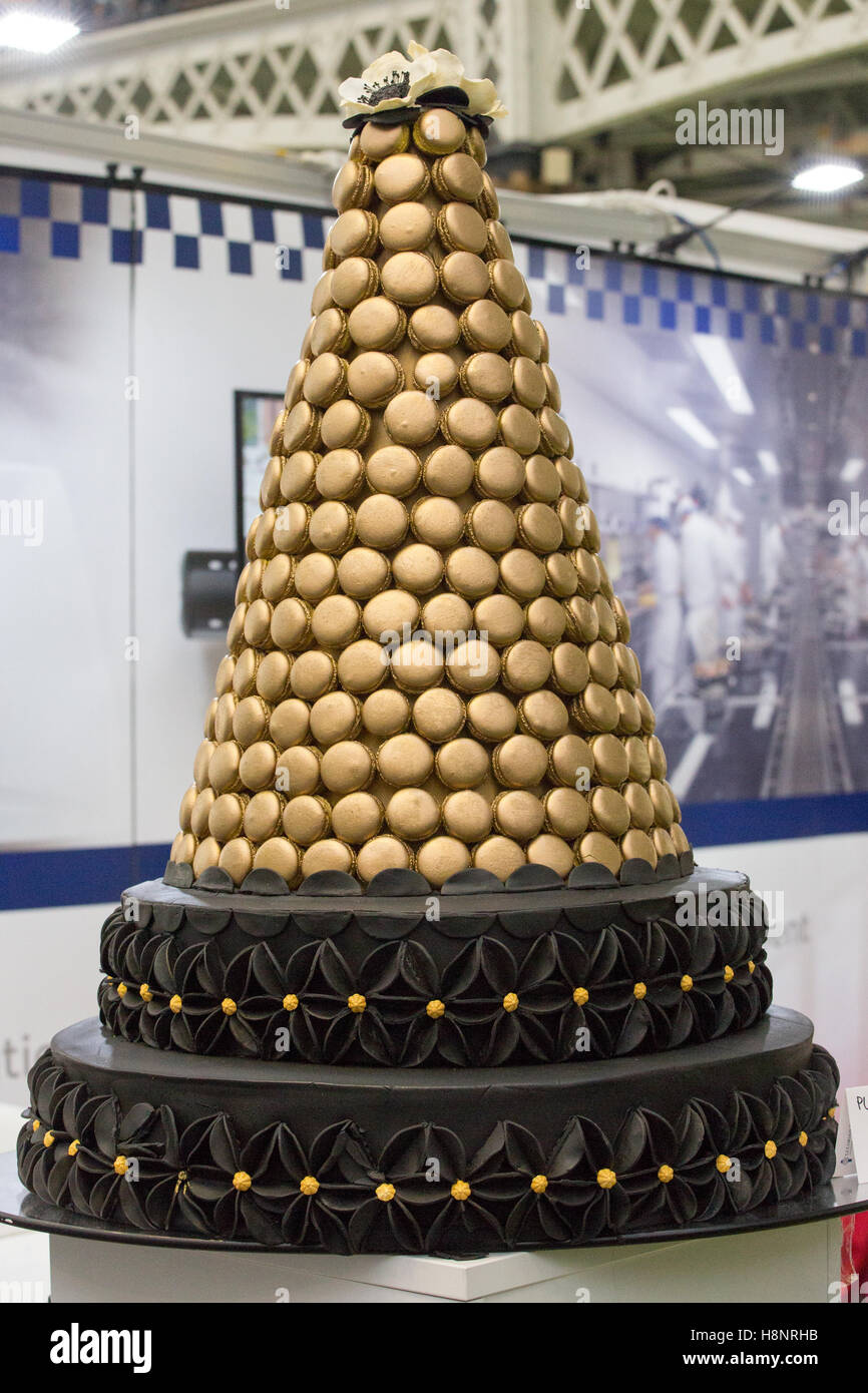 Gros macarrons gâteau fait par les Chefs Le Cordon Bleu sur l'affichage à la BBC Good Food Show tenu à Olympia Londres Banque D'Images