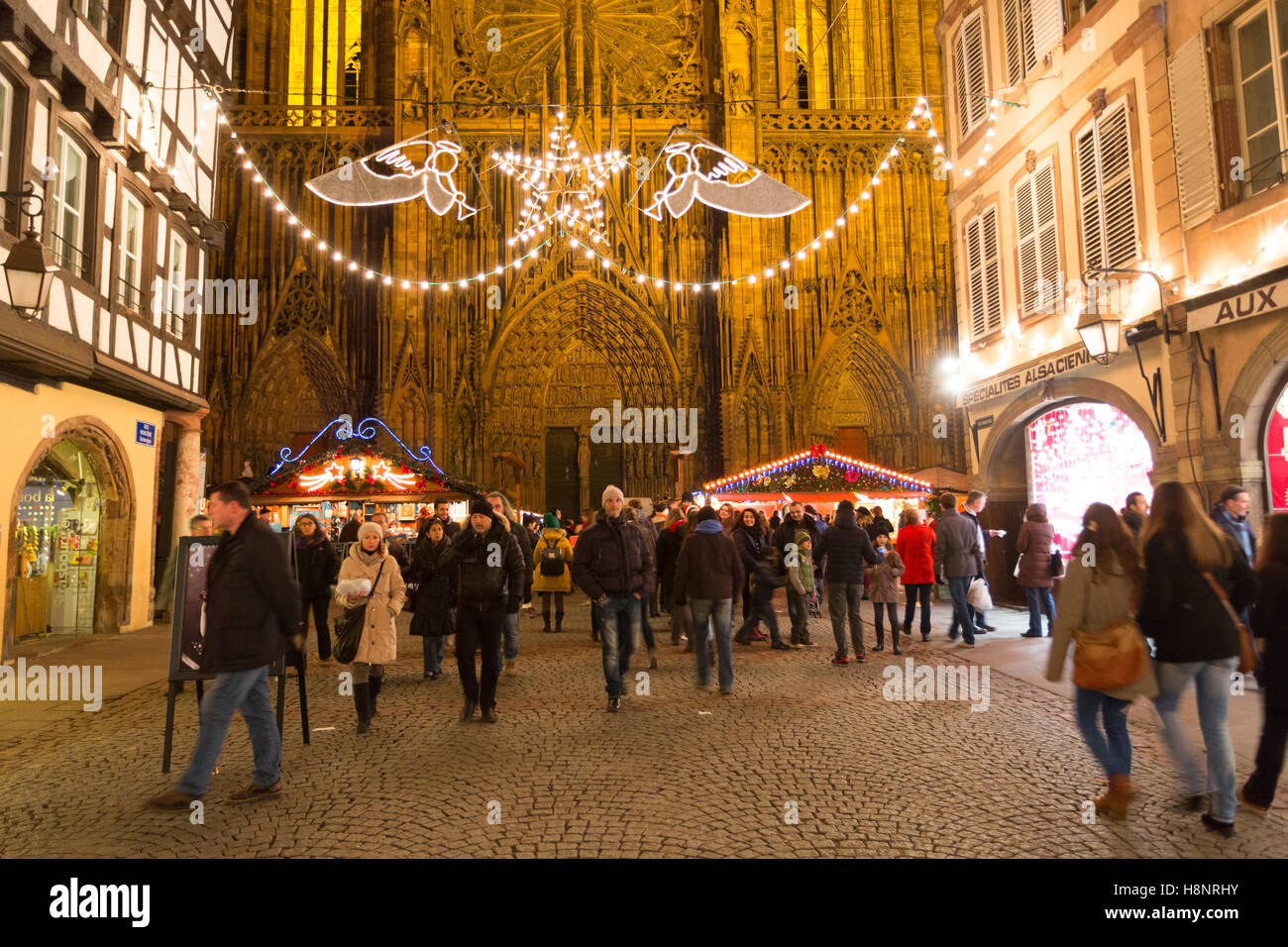 Les touristes le long de la rue de Strasbourg à Noël, route des vins, Alsace, Bas Rhin, France. Banque D'Images