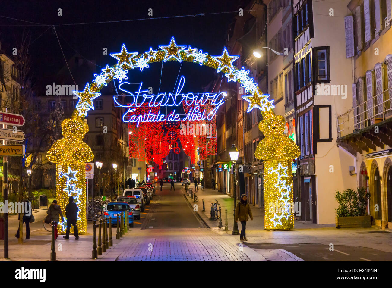 Décorations de Noël illuminés signer le long de la rue de Strasbourg, route des vins, Alsace, Bas-Rhin, France Banque D'Images