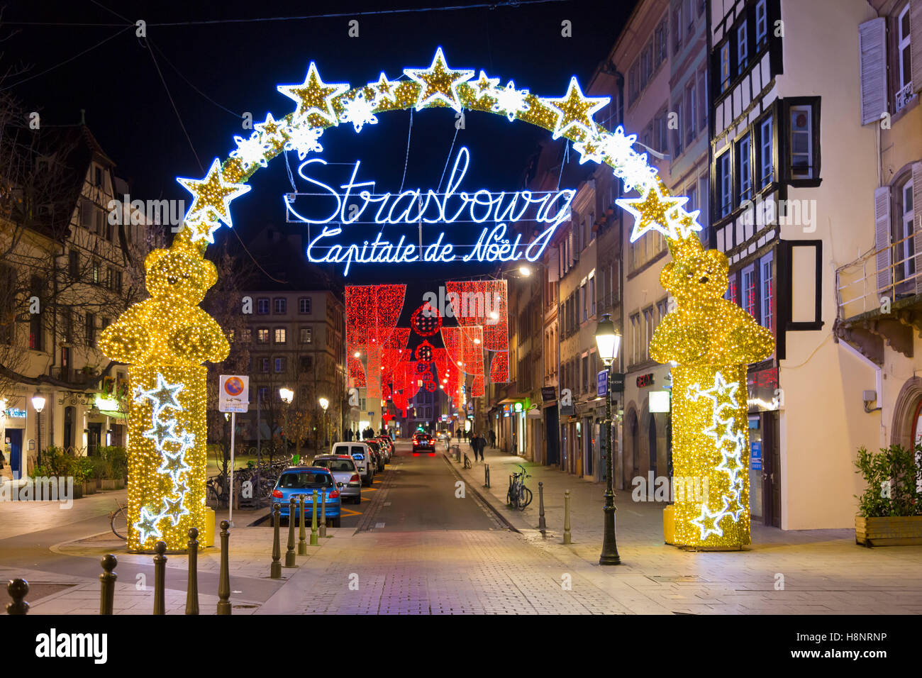 Décorations de Noël illuminés signer le long de la rue de Strasbourg, route des vins, Alsace, Bas-Rhin, France Banque D'Images