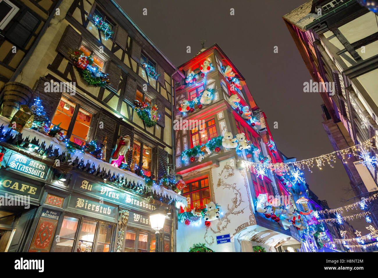 Décorations de Noël sur historique typique restaurant à colombages, dans le centre de Strasbourg, route des vins, Alsace, France Banque D'Images