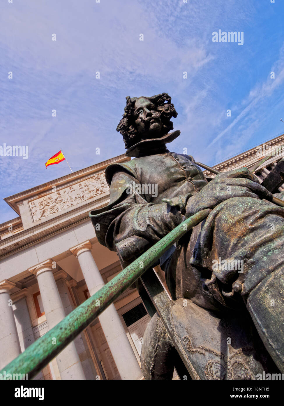 Espagne, Madrid, voir de la Diego Velazquez Statue devant le musée du Prado. Banque D'Images