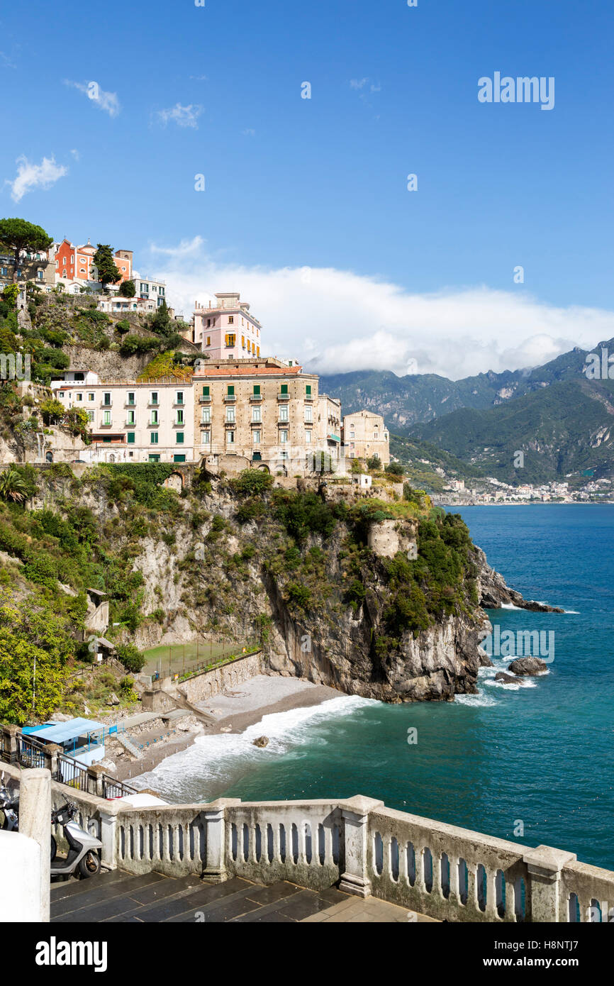 Ville côtière en Italie le long de la côte amalfitaine. Banque D'Images