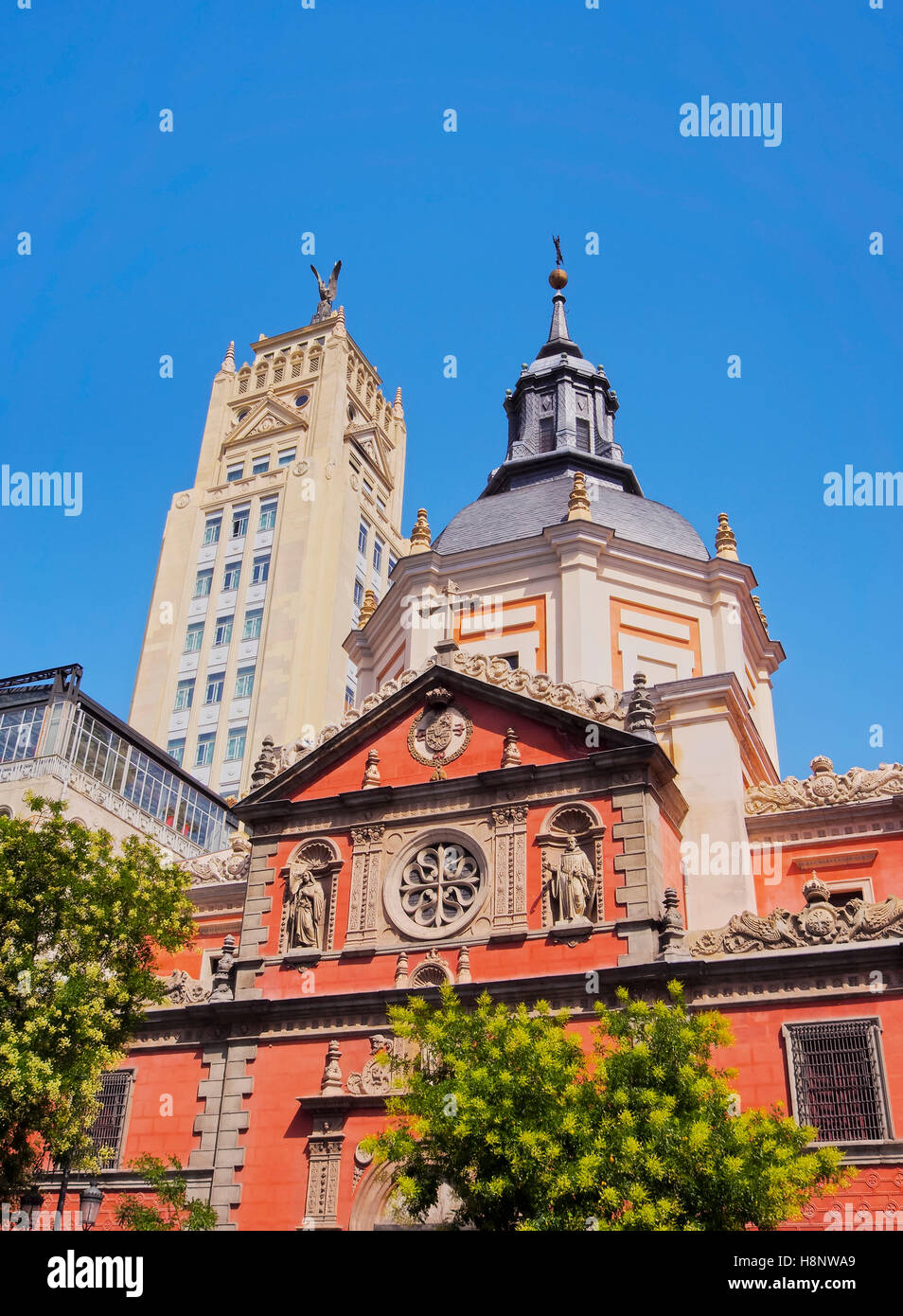 Espagne, Madrid, la rue Alcala, vue de l'église de San Jose. Banque D'Images