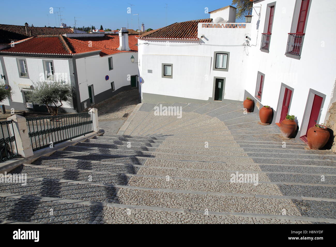 SERPA, PORTUGAL : Composition des escaliers et des maisons blanchies à la chaux Banque D'Images