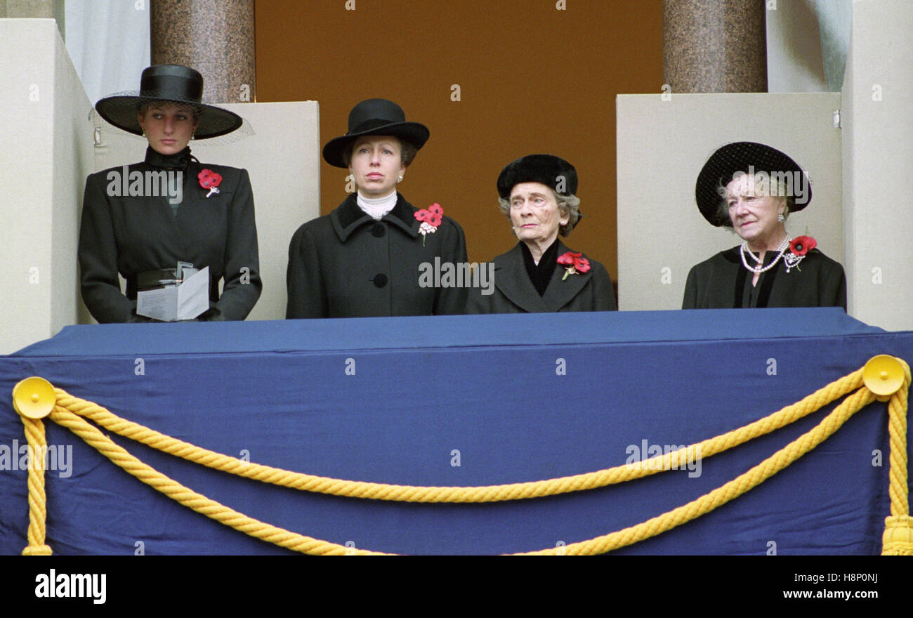 Les membres de la famille royale regarder la cérémonie du souvenir dimanche au Cénotaphe, vue à partir d'un bureau à l'étranger d'un balcon. (L-R) Diana, princesse de Galles, Anne, princesse royale, la princesse Alice et la reine Elizabeth la reine mère. Banque D'Images