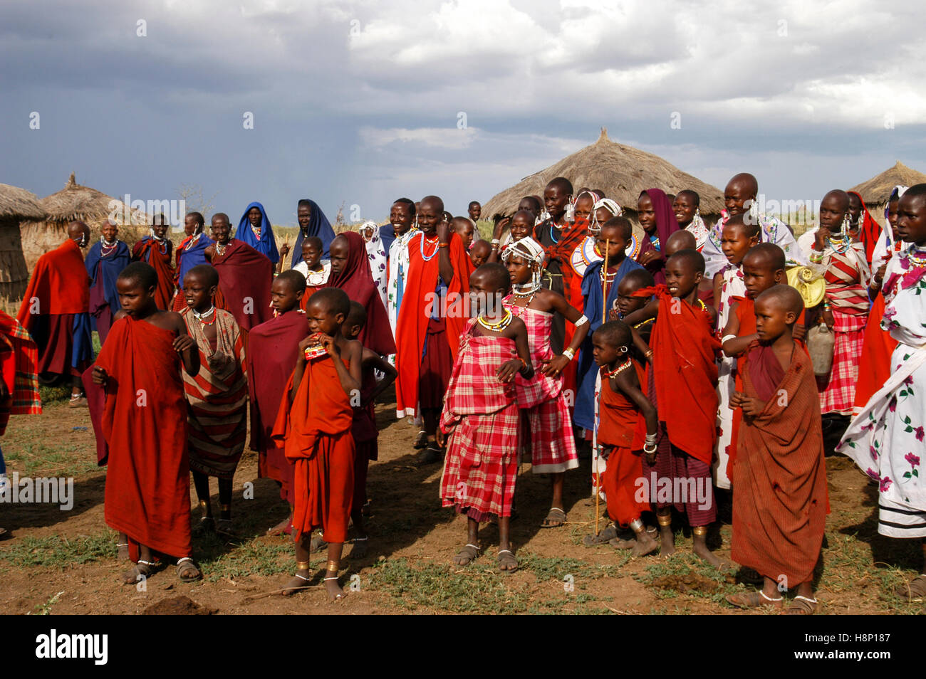 Les femmes masaï et les filles regarder une cérémonie de mariage, Engaruka, région d'Arusha, Tanzanie Banque D'Images