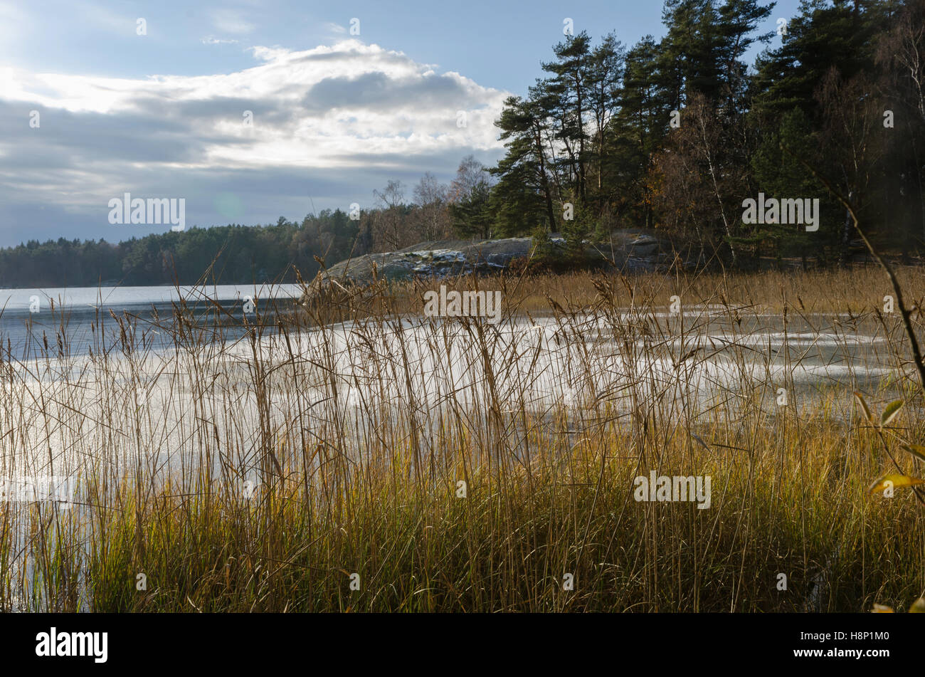 Un seul lac en molndal avec peu de glace sur l'eau Banque D'Images