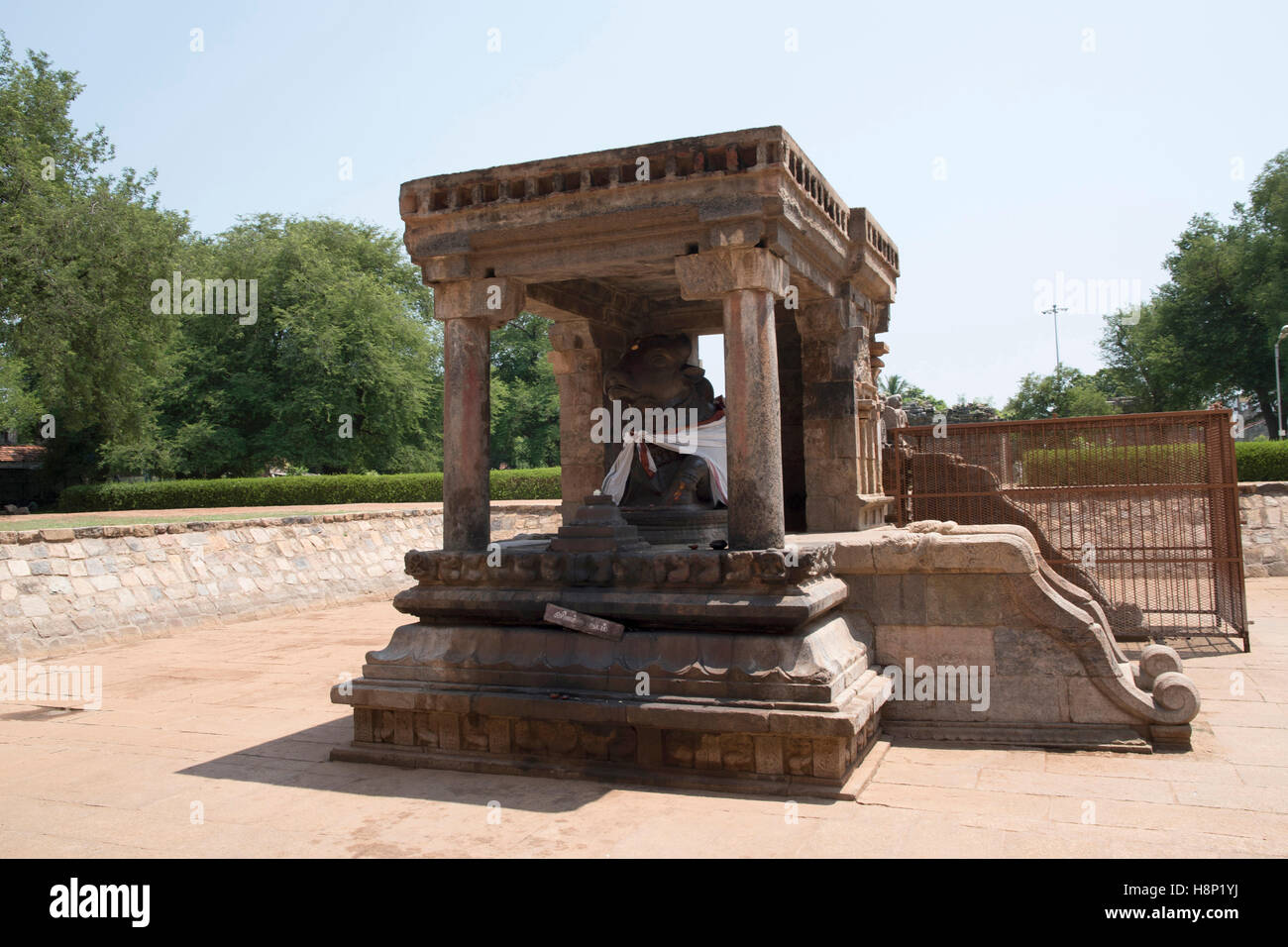 Nandi bull à l'entrée, Temple d'Airavatesvara, Darasuram, Tamil Nadu, Inde. Vue depuis le sud-ouest. Banque D'Images