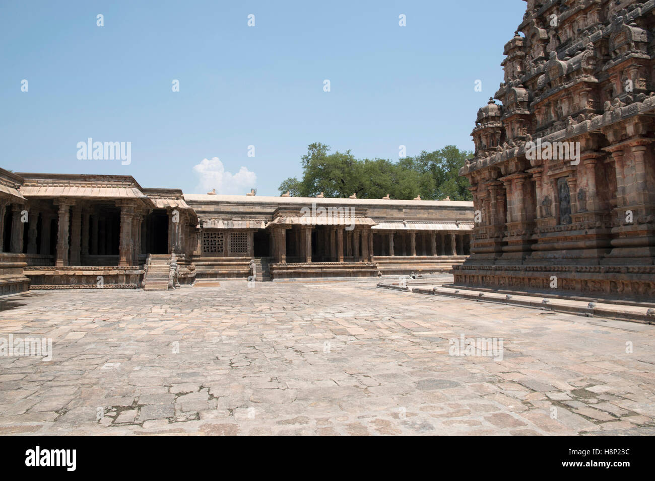 Temple d'Airavatesvara, Darasuram, Tamil Nadu, Inde. Vue depuis le sud-ouest. Banque D'Images