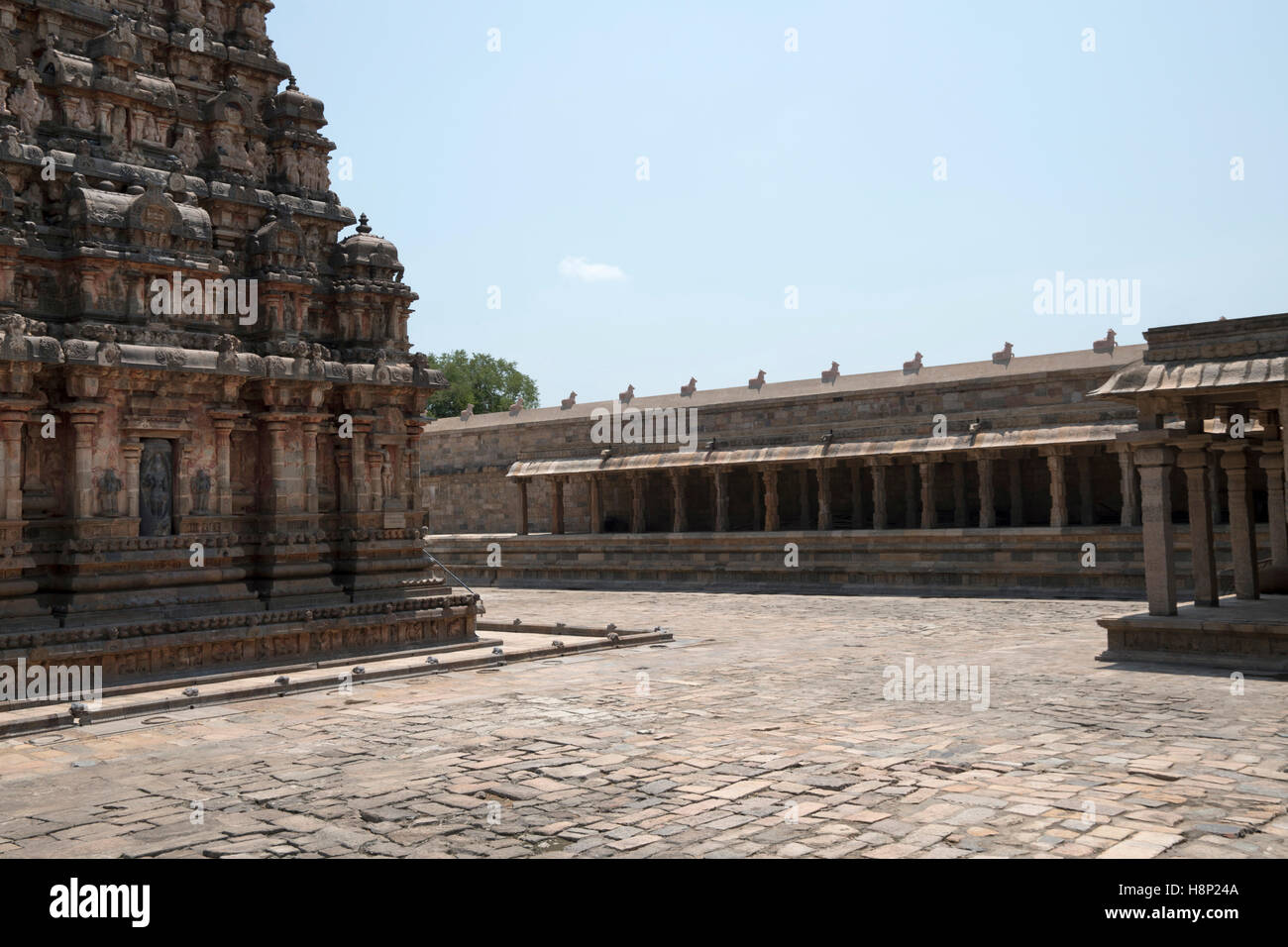Cloîtres, Temple d'Airavatesvara, Darasuram, Tamil Nadu, Inde. Vue depuis le nord-ouest. Banque D'Images