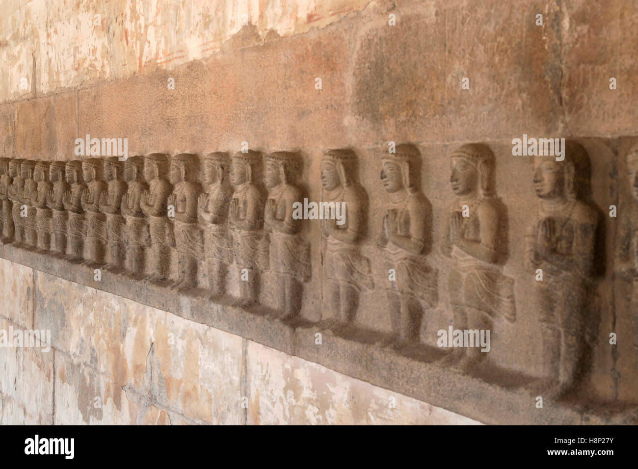 Saints shivaïtes sur le mur nord du cloître, du complexe du temple d'Airavatesvara, Darasuram, Tamil Nadu, Inde. Banque D'Images