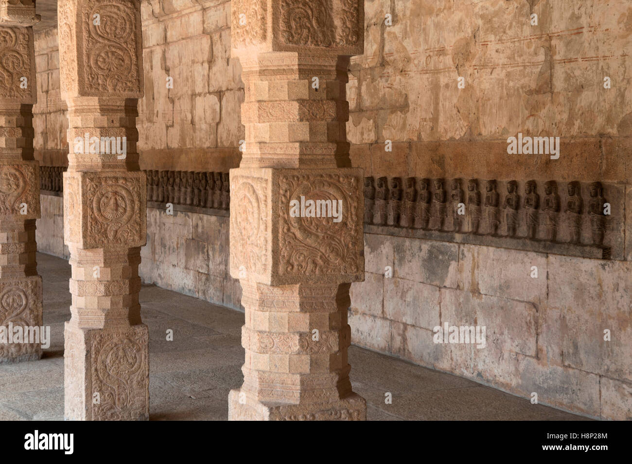 Piliers sculptés et saints Shivaïtes sur le mur nord du cloître, du complexe du temple d'Airavatesvara, Darasuram, Tamil Nadu, Inde. Banque D'Images
