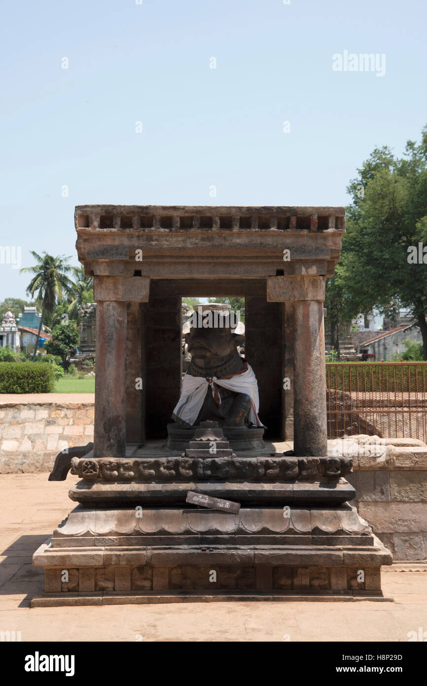 Nandi bull et l'entrée, Temple d'Airavatesvara, Darasuram, Tamil Nadu, Inde. Vue depuis l'Ouest. Banque D'Images
