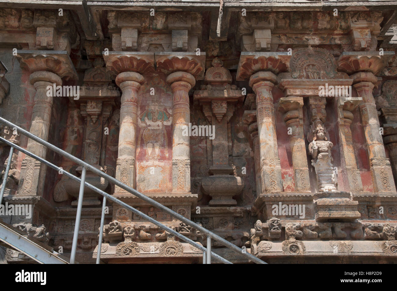 Niches et kumbhapanjaras, mur sud, Temple d'Airavatesvara, Darasuram, Tamil Nadu, Inde. Vue depuis le Sud. Banque D'Images