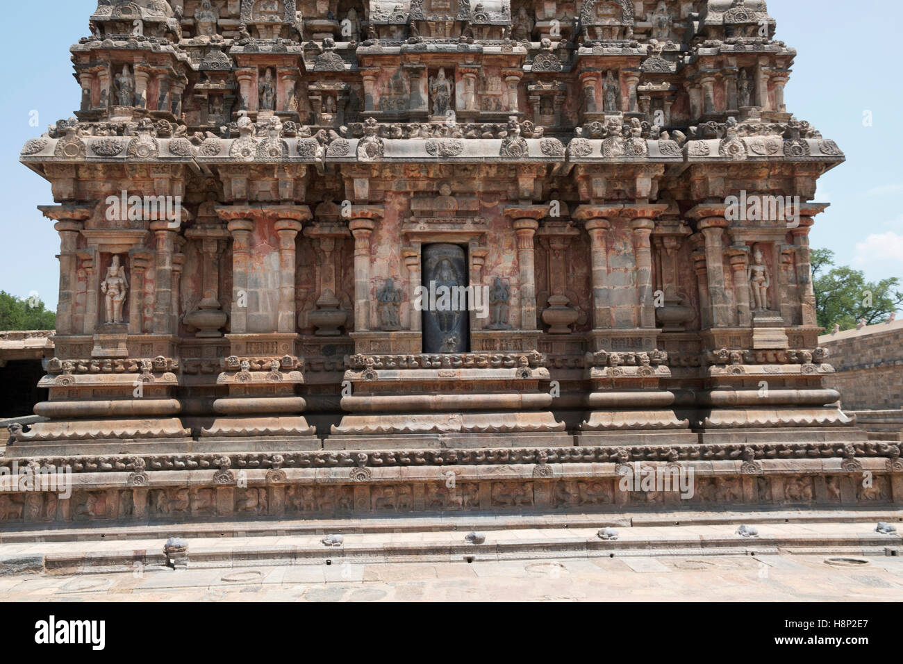 Niches sur le mur ouest, Temple d'Airavatesvara, Darasuram, Tamil Nadu, Inde. Vue depuis l'Ouest. Banque D'Images