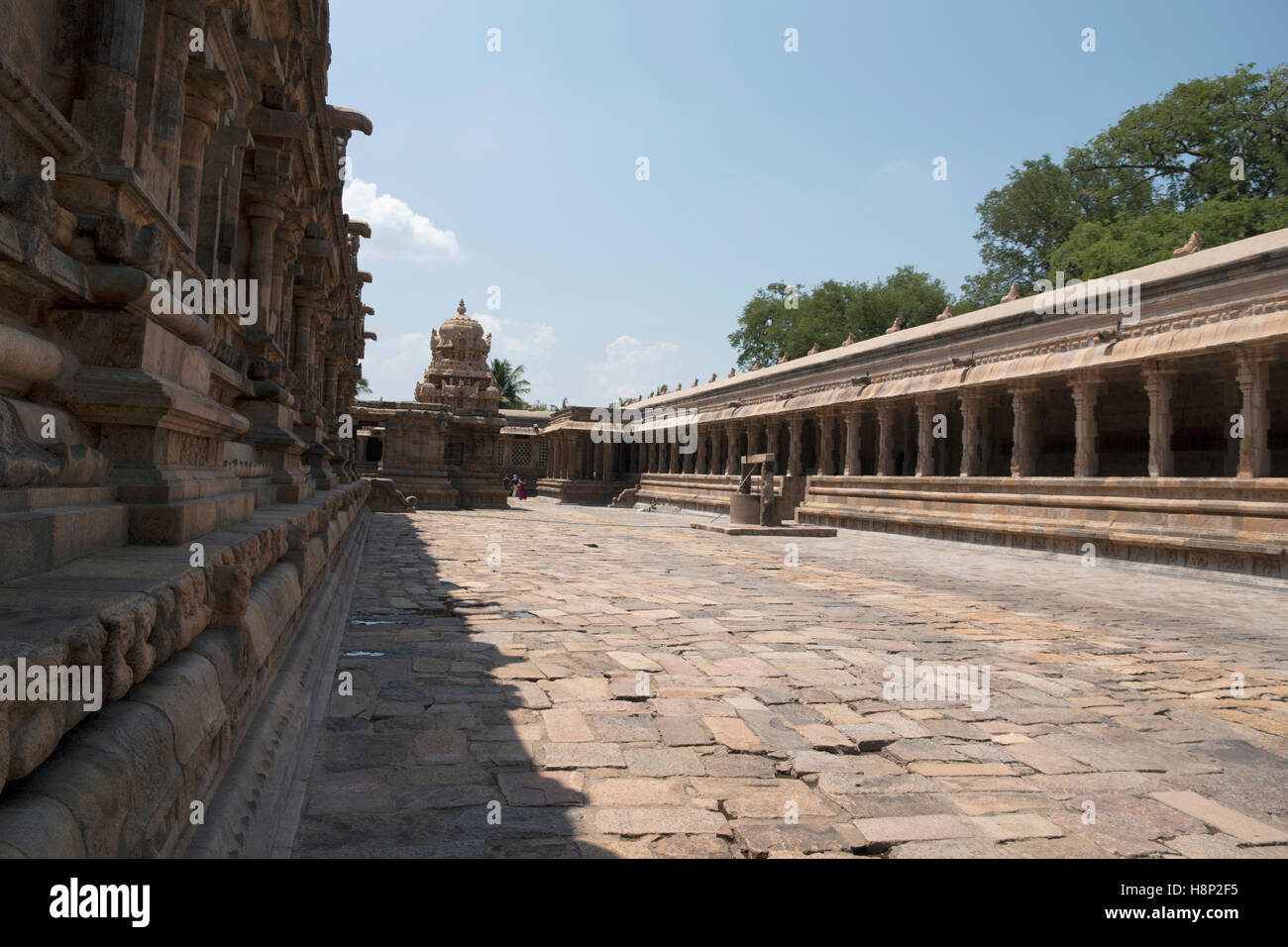 Mur nord, cloîtres et Chandykesvara culte, Temple d'Airavatesvara, complexe Darasuram, Tamil Nadu, Inde. Vue depuis l'Est. Banque D'Images