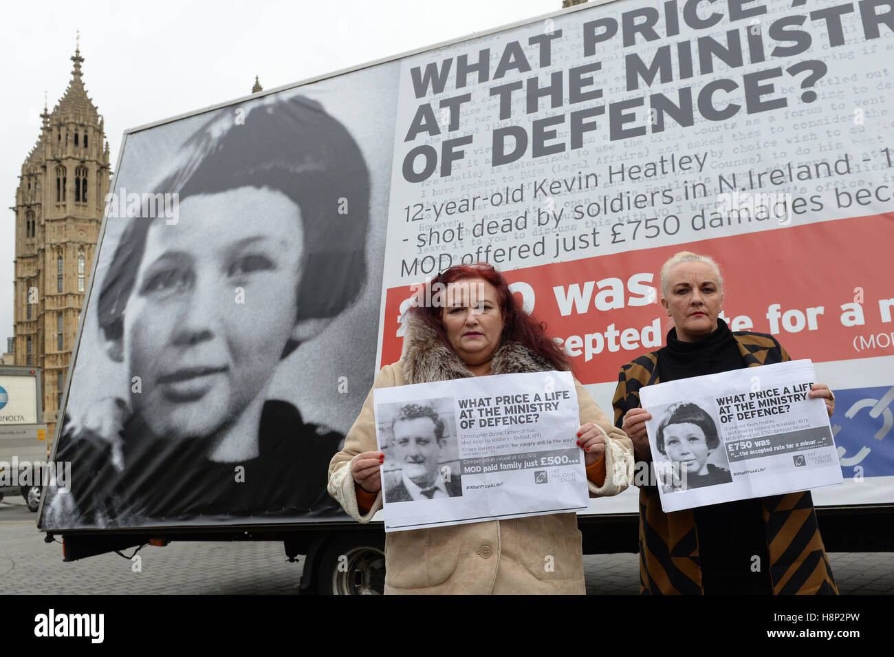 Christine Quinn (à gauche) et Roberta O'Neil, les filles de Christopher Quinn, en face d'une affiche à Westminster, Londres mettant en lumière la façon dont ils ont été traités à la suite de l'assassinat de leurs proches par des soldats britanniques. Banque D'Images