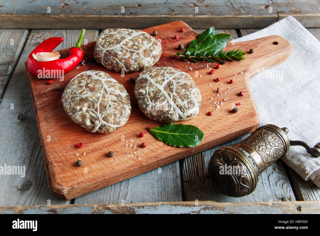 Caul-Fat matières premières boulettes à la main sur 24 côtelette burger Banque D'Images