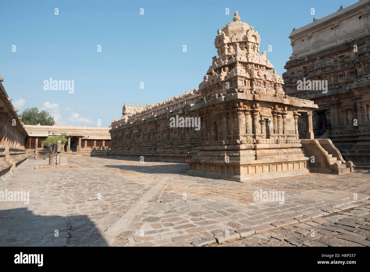 Pilier-cloître et Chandykesvara temple, côté nord, Temple d'Airavatesvara, complexe Darasuram, Tamil Nadu, Inde. Banque D'Images