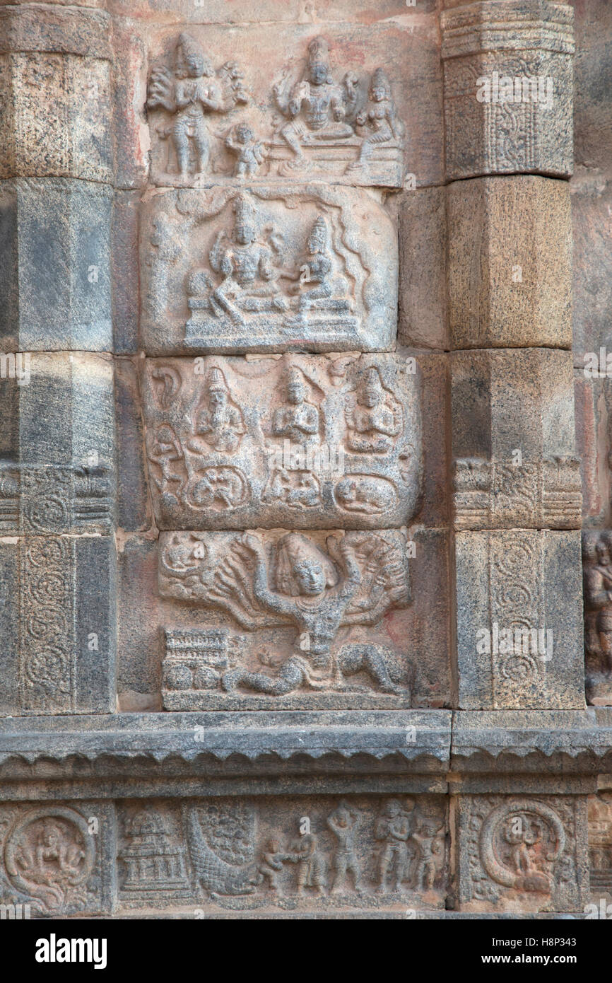 Panneau représentant Ravana shaking Kailasa, mur nord de mandapa, Temple d'Airavatesvara, Darasuram, Tamil Nadu, Inde. Banque D'Images