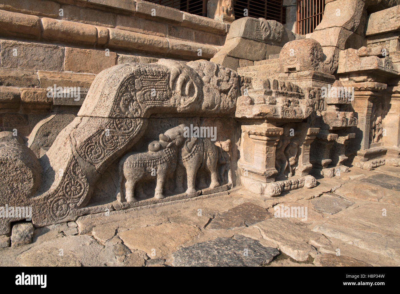 Des motifs sur les balustrades, entrée nord du Nataraja mandapa, complexe du temple d'Airavatesvara, Darasuram, Tamil Nadu, Inde. Banque D'Images