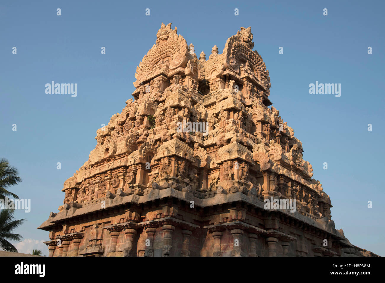 Gopura décoré, Deivanayaki Amman de culte, à proximité de Temple d'Airavatesvara, Darasuram, Tamil Nadu, Inde. Vue depuis le sud-ouest Banque D'Images