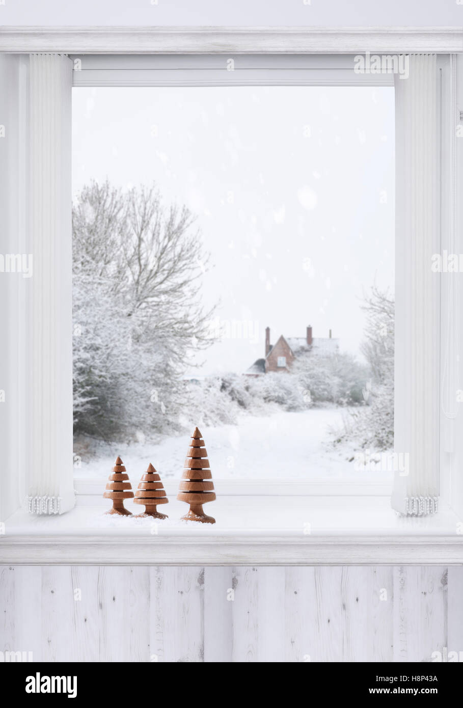 Fenêtre d'hiver avec des arbres de Noël en bois tourné assis sur la corniche Banque D'Images