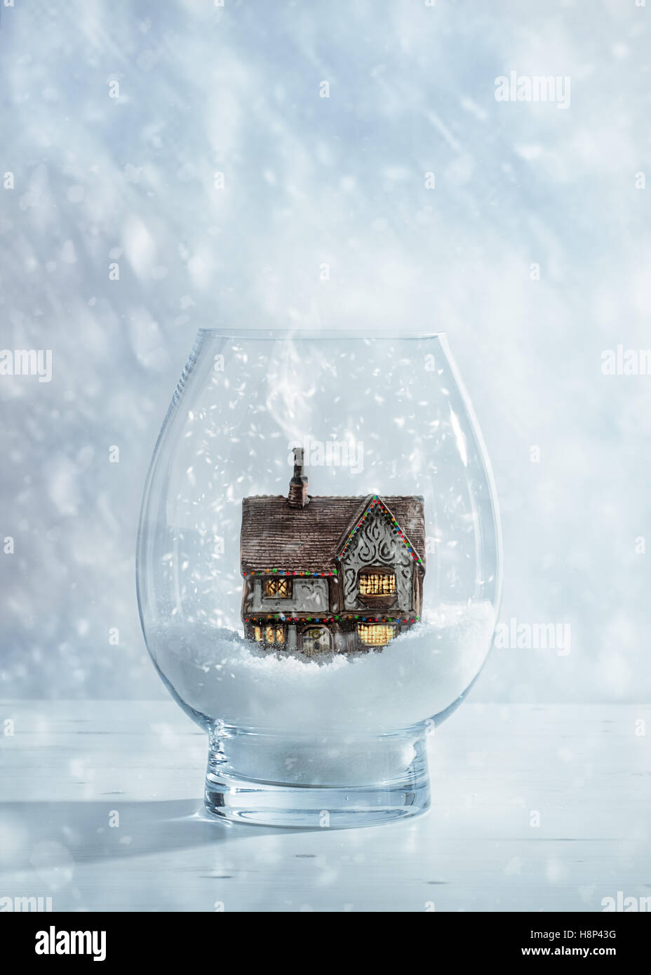 Chalet décoré de guirlandes lumineuses de Noël Boule à neige en verre Banque D'Images