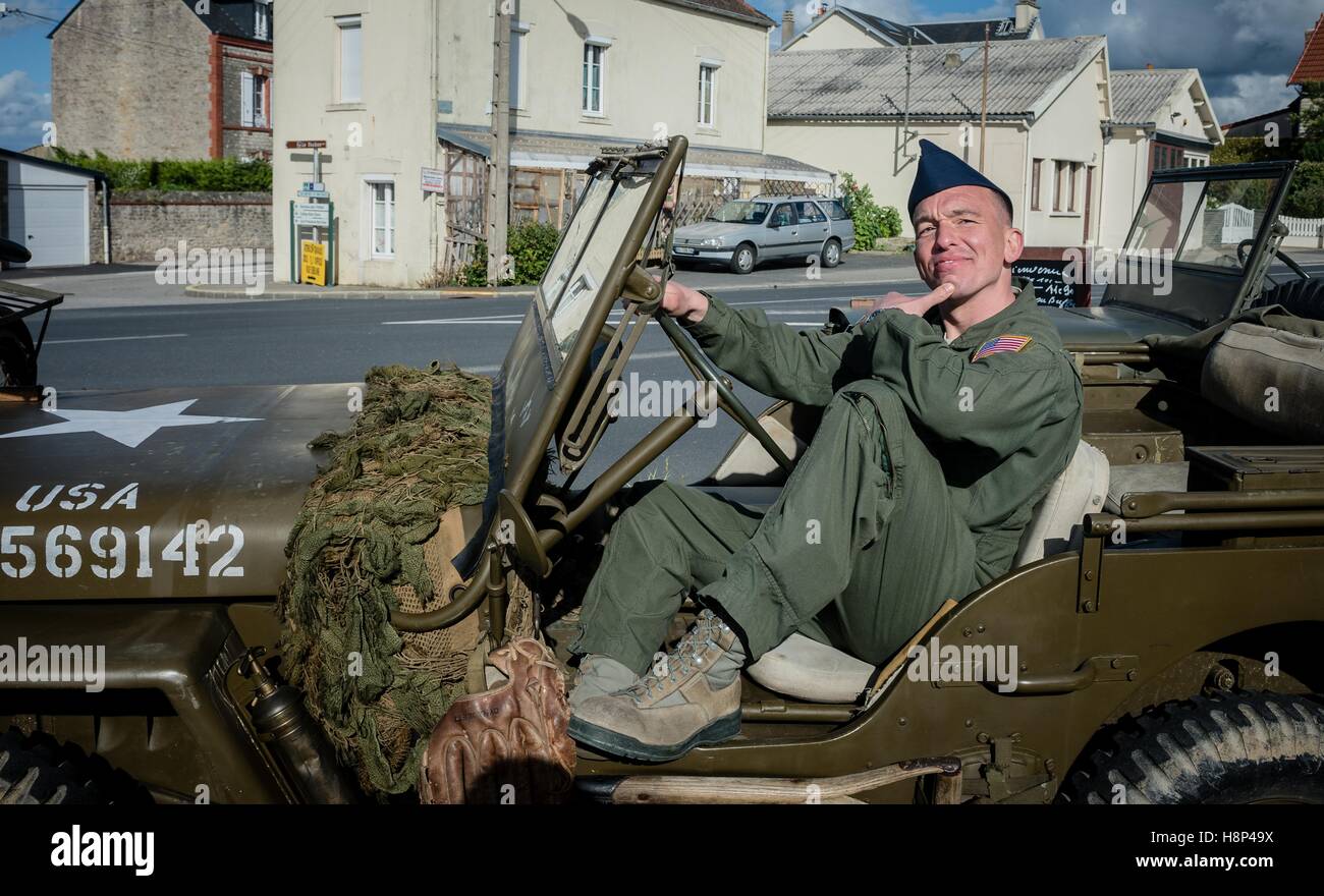 Un soldat américain pose dans le siège du conducteur d'une jeep de la Seconde Guerre mondiale, au cours d'une célébration de l'anniversaire du Jour J, 4 juin 2014 dans Caretan, France. Banque D'Images