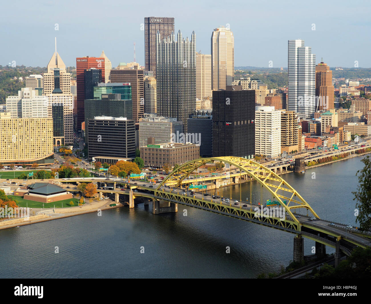 Le centre-ville de Pittsburgh avec la route pont sur la rivière Monongahela. Banque D'Images