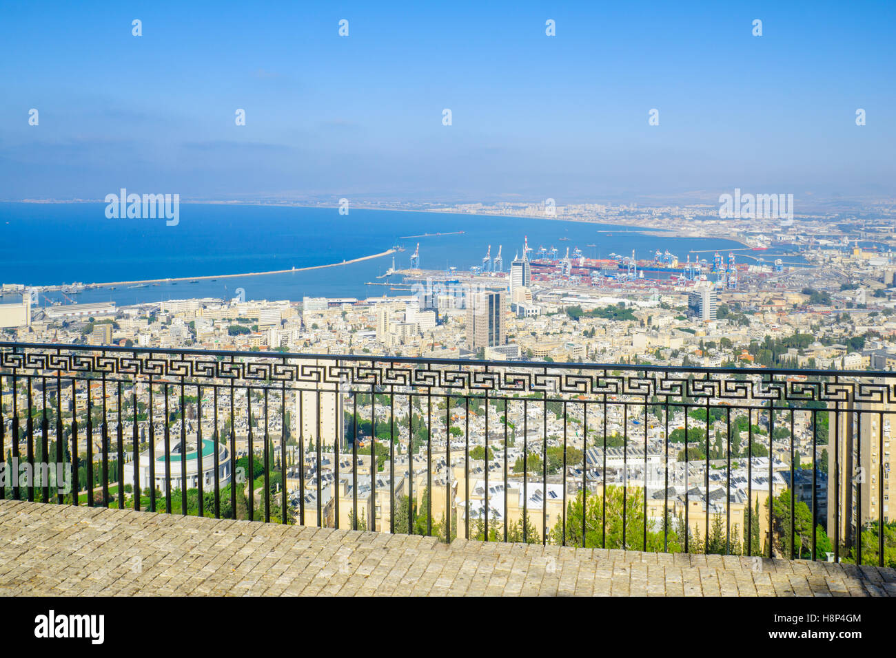 Vue sur la baie et le port de la Promenade Louis, à Haïfa, Israël Banque D'Images