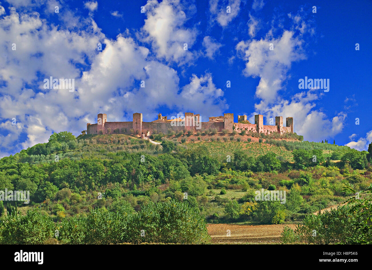 Vue sur la ville fortifiée de Monteriggioni en Toscane, Italie. Banque D'Images