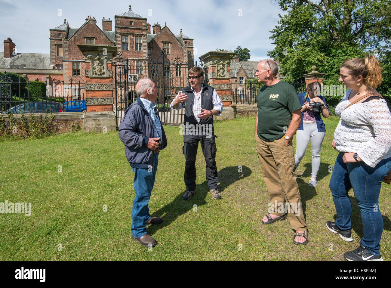 Royaume-uni, Angleterre, dans le Yorkshire - touristes visiter les quartiers historiques Kiplin Hall dans le Yorkshire, en Angleterre. Banque D'Images