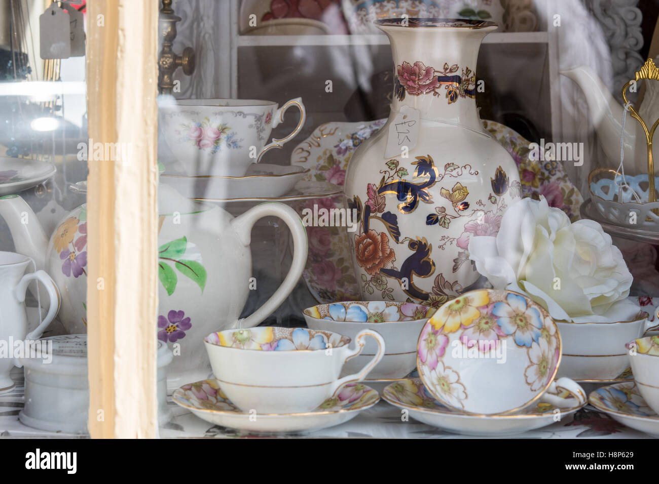Royaume-uni, Angleterre, dans le Yorkshire, Richmond - Un regard sur les tasses théières, beaux et à l'intérieur d'une boutique d'antiquités dans la fenêtre la ville de Ri Banque D'Images