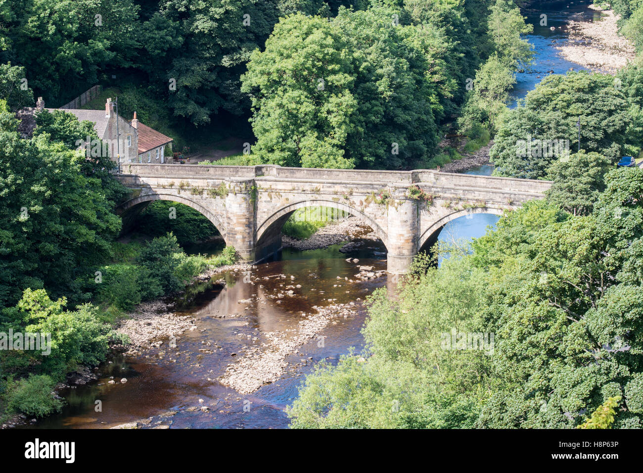 Royaume-uni, Angleterre, dans le Yorkshire, Richmond - un vieux pont de pierre dans la ville de Richmond situé dans le Nord du Yorkshire. Banque D'Images