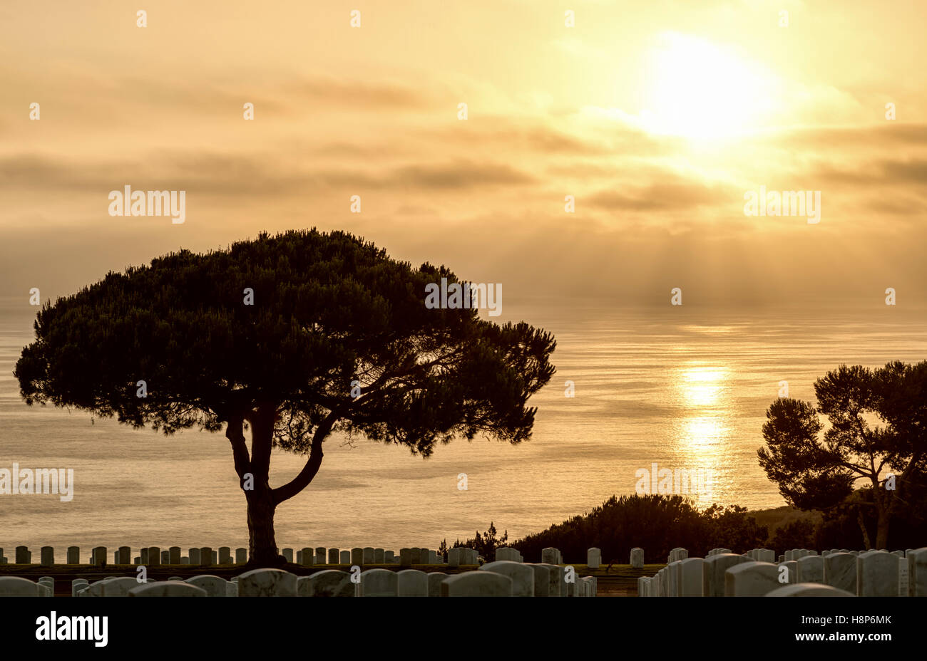 Coucher du soleil sur la côte de l'océan. Vue depuis le cimetière national de Fort Rosecrans, San Diego, Californie, USA. Banque D'Images