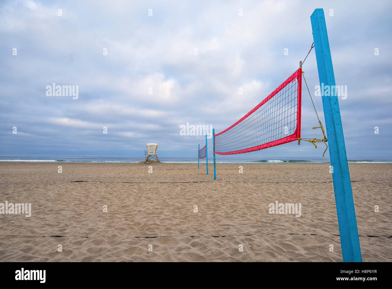 Filet de volley-ball de plage, lifeguard tower, nuageux le matin. Mission Beach, San Diego, Californie, USA. Banque D'Images