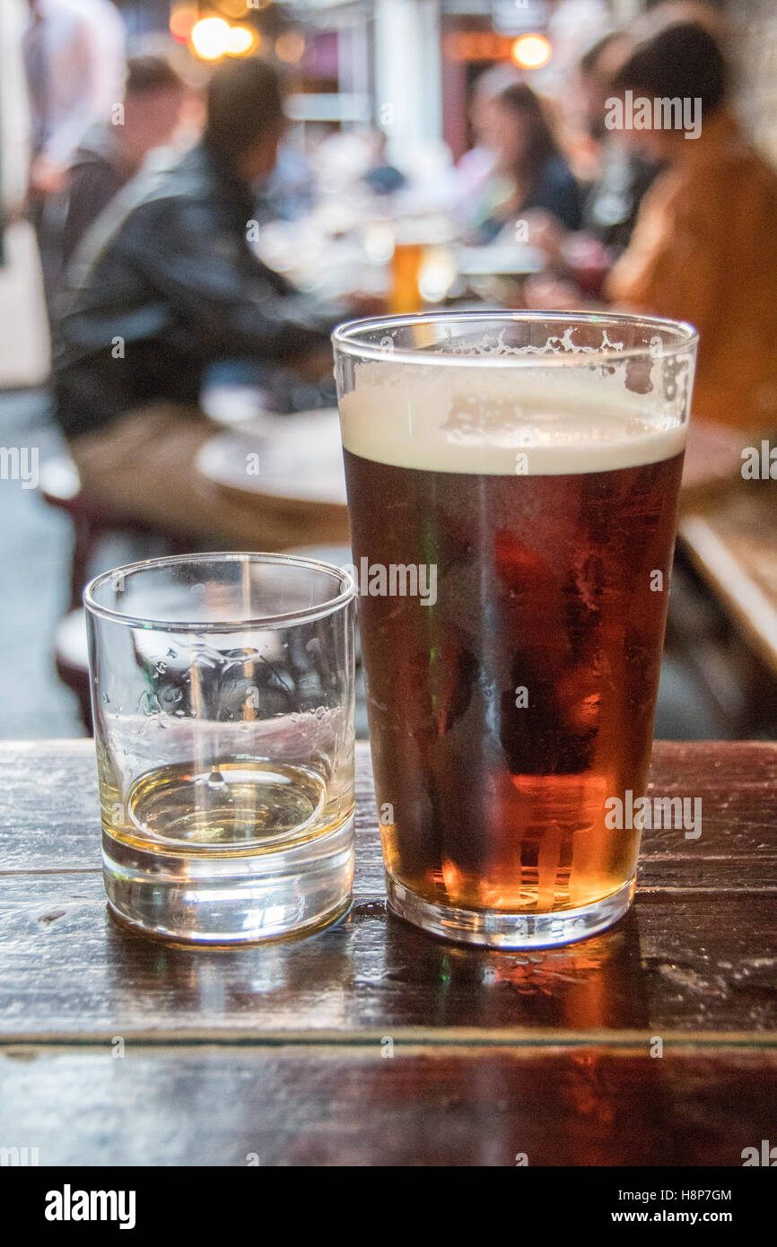 Dublin, Irlande- un verre de bière dans un pub local dans la ville de Dublin, la capitale de la République d'Irlande située sur l'Irlande Banque D'Images